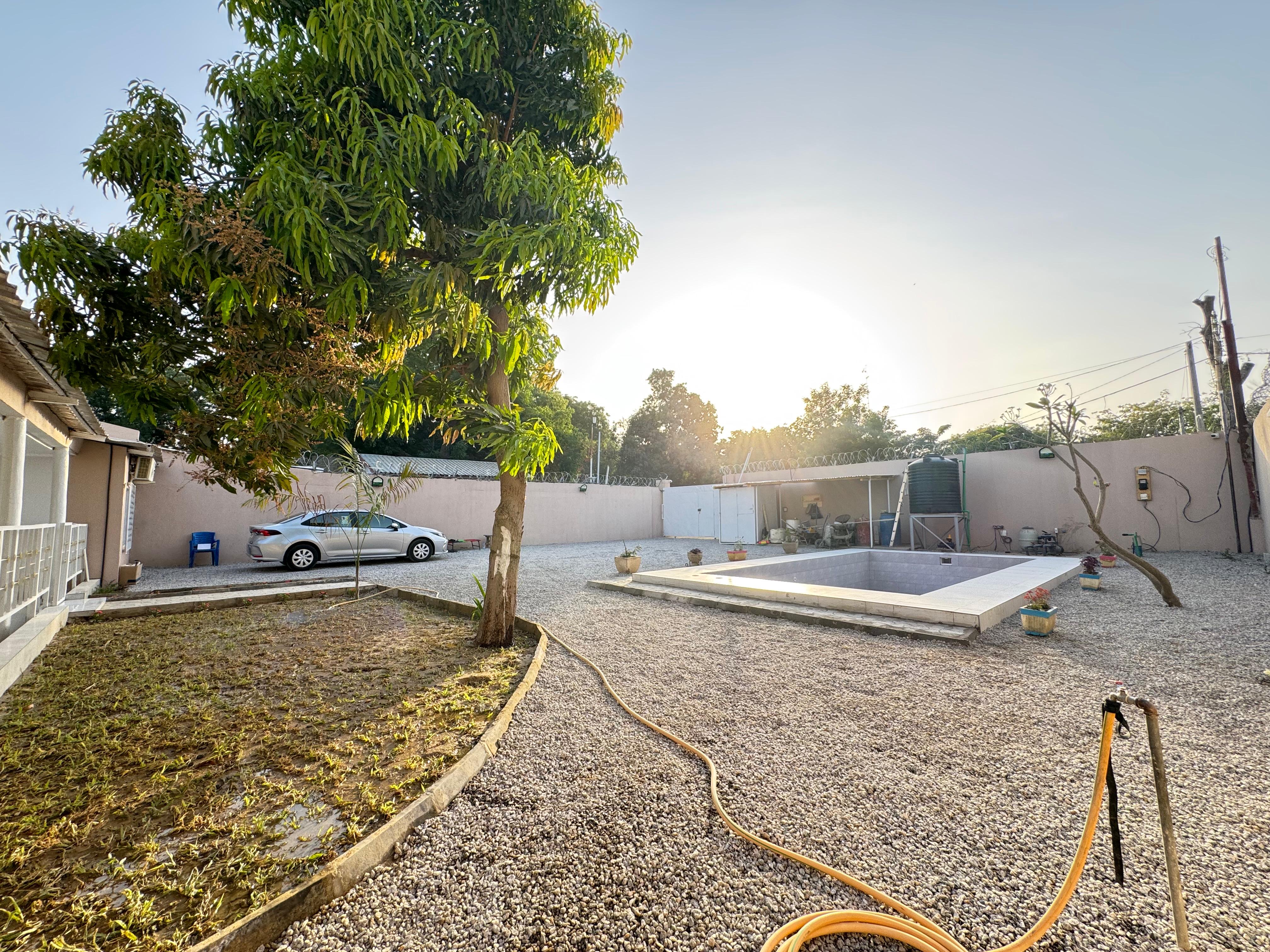 Cour avant / Front yard